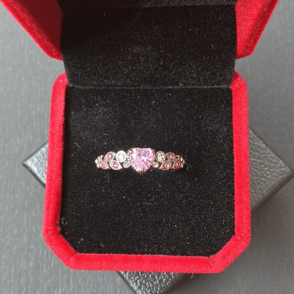 Women’s Heart Shaped Ring Size 8 - Picture 6 of 6